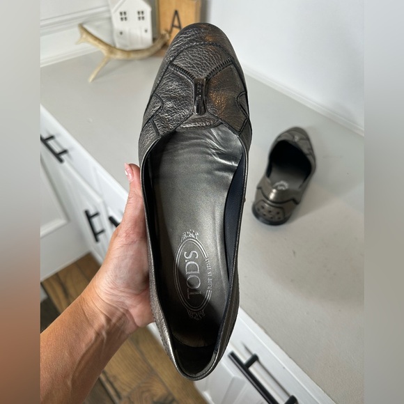 Tod’s Metallic Leather Classic Flats with Zip Detail – Size 37.5 (7.5/8) - Picture 8 of 9